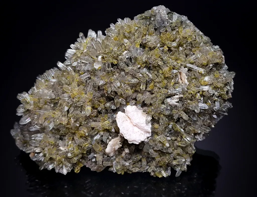 Quartz with epidote image