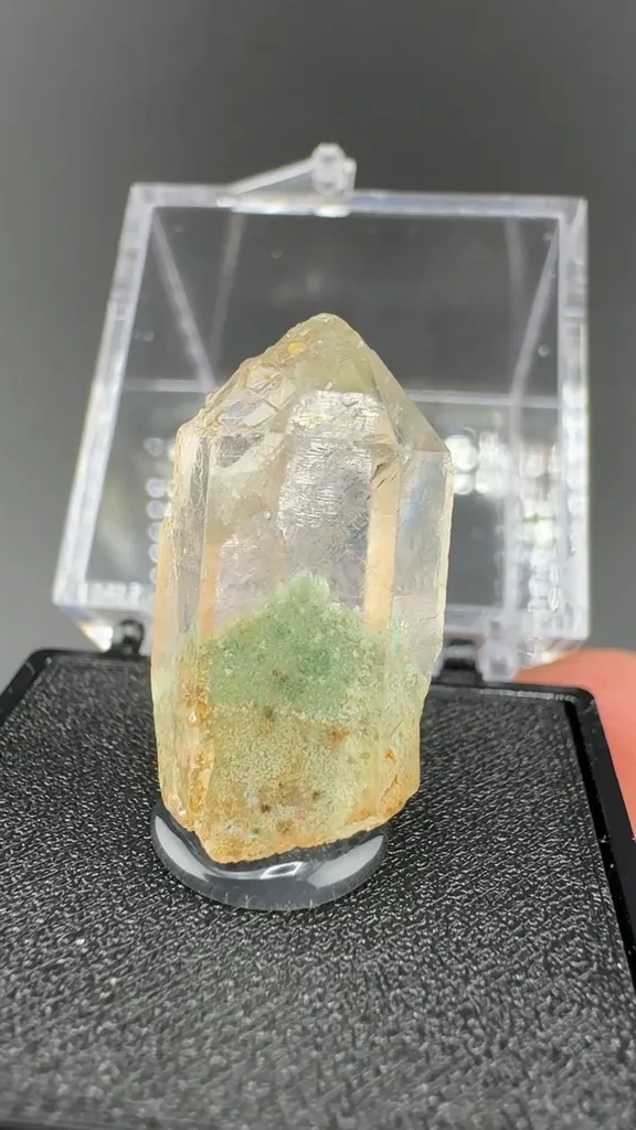 Quartz with Fuchsite image