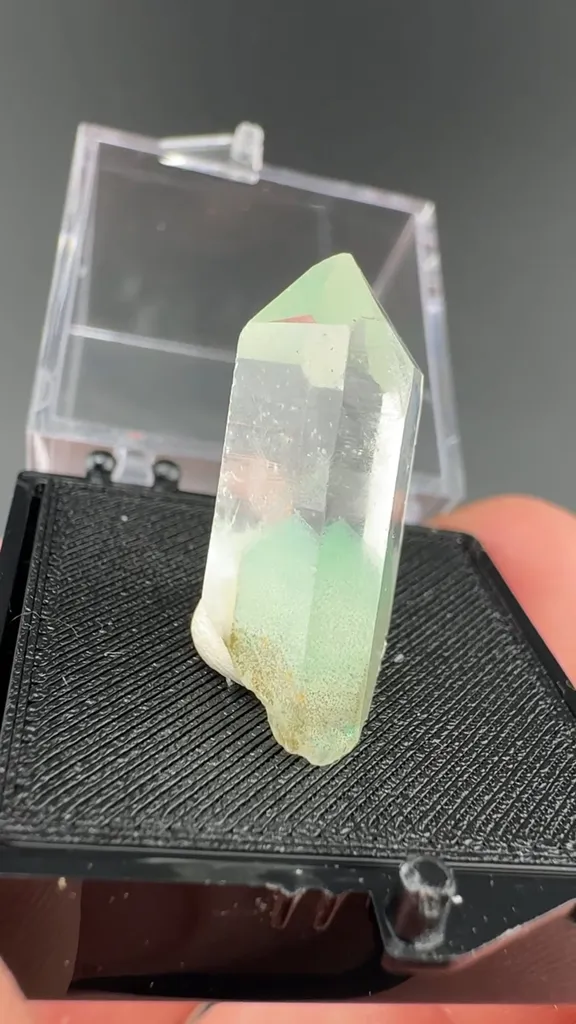 Quartz with Fuchsite image