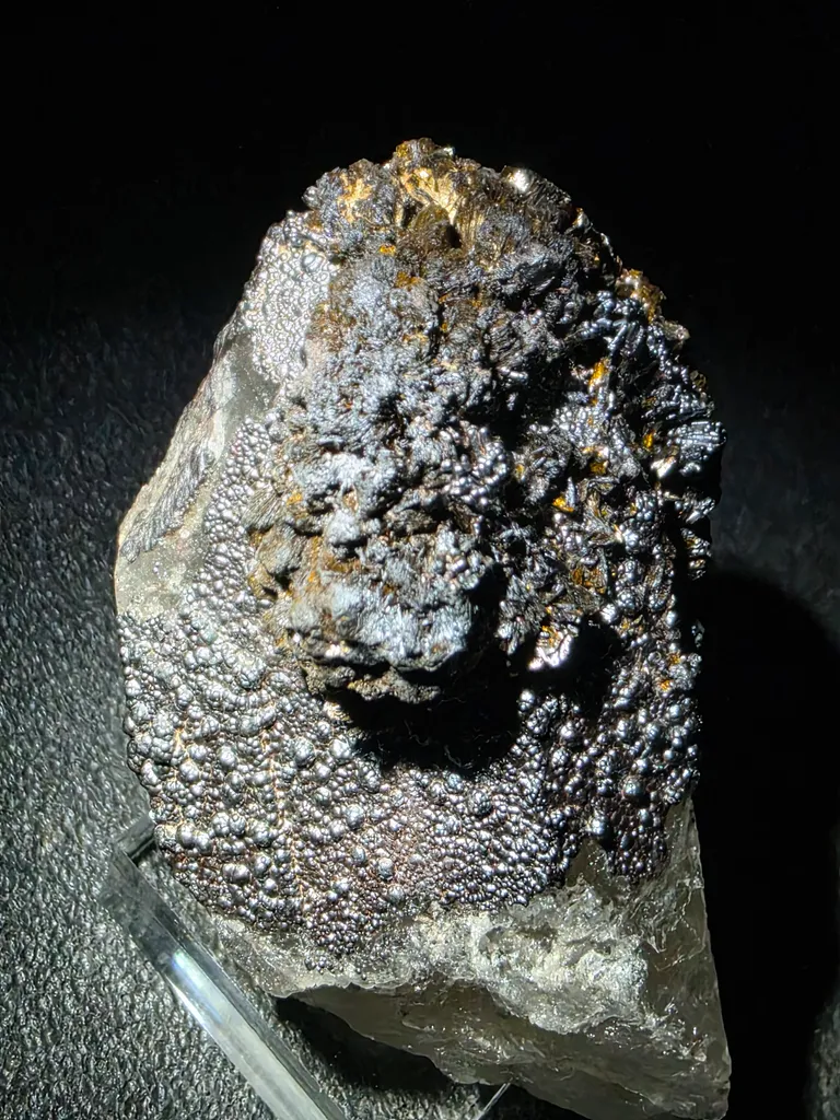 Quartz with goethite coating - image 3