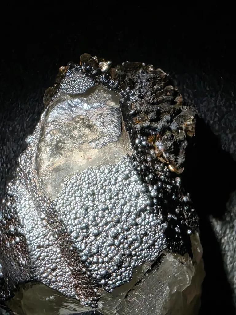 Quartz with goethite coating - image 7