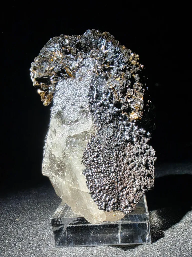Quartz with goethite coating image