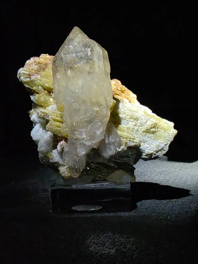 Quartz with golden mica and alurgite  red mica - image 4