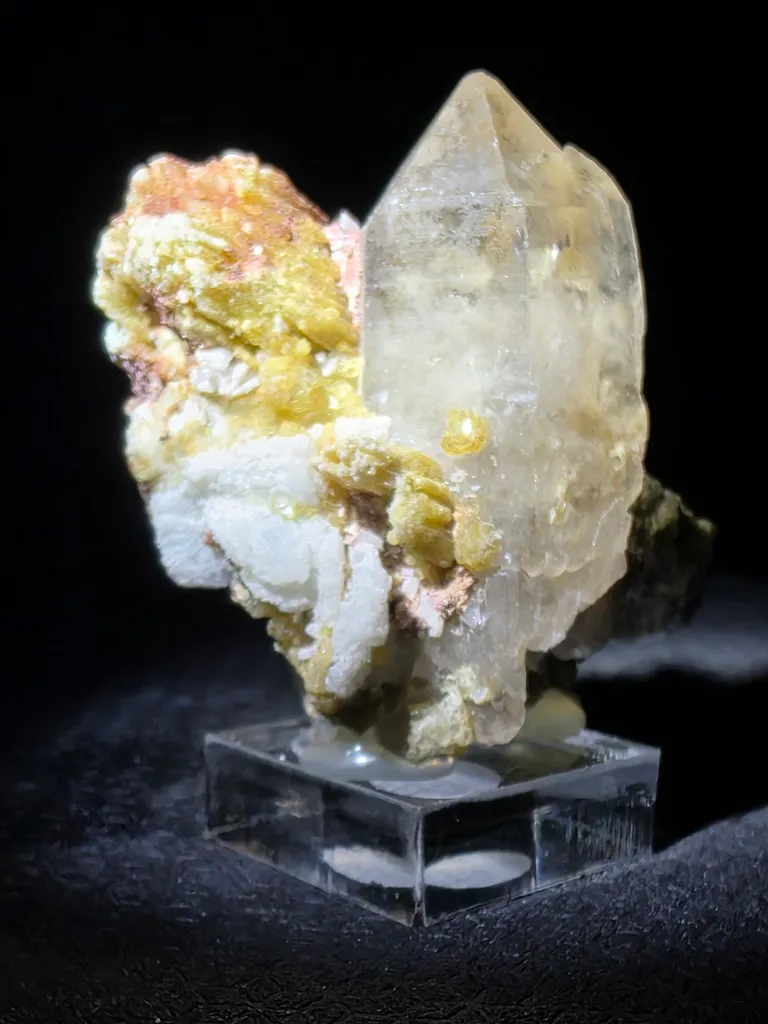 Quartz with golden mica and alurgite  red mica - image 5