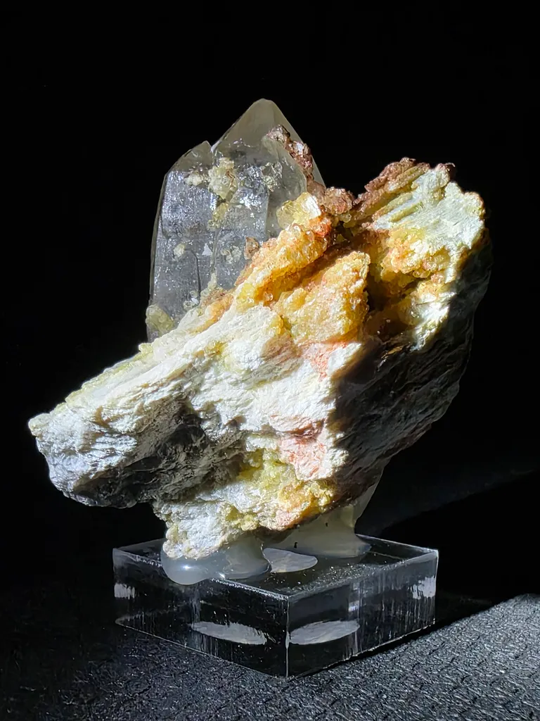 Quartz with golden mica and alurgite  red mica image
