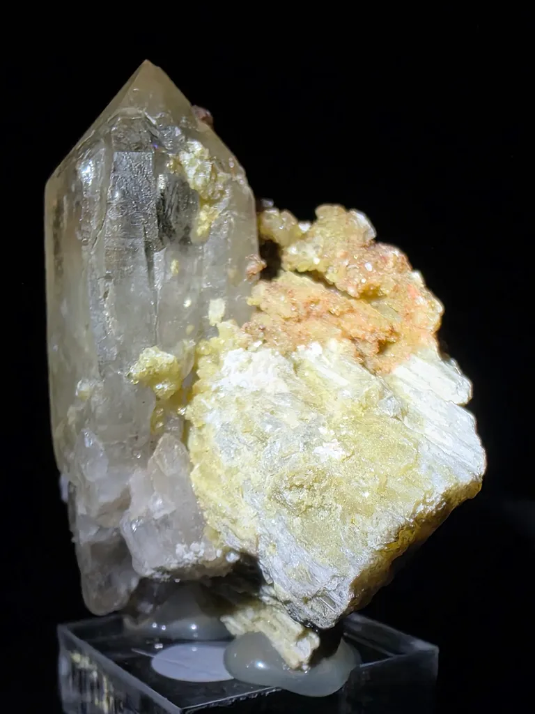 Quartz with golden mica and alurgite  red mica - image 2