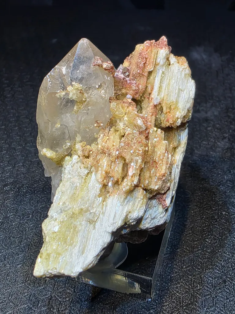 Quartz with golden mica and alurgite  red mica - image 9