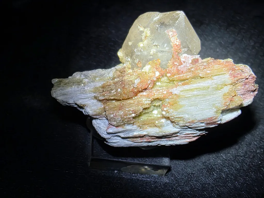 Quartz with golden mica and alurgite  red mica - image 6
