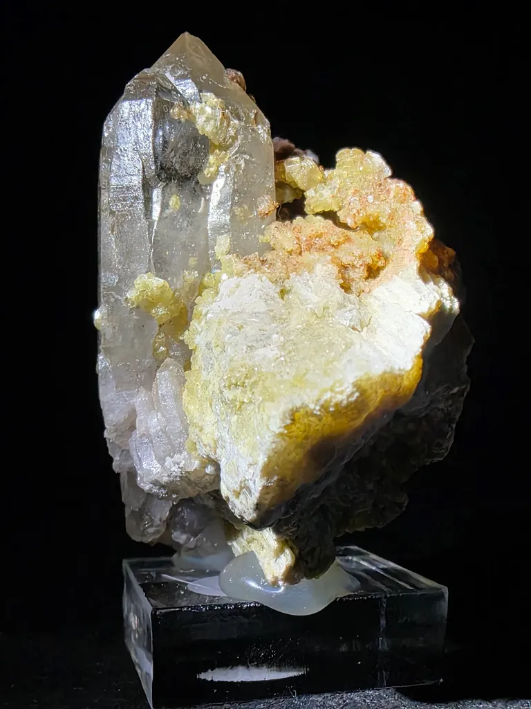 Quartz with golden mica and alurgite  red mica - image 3