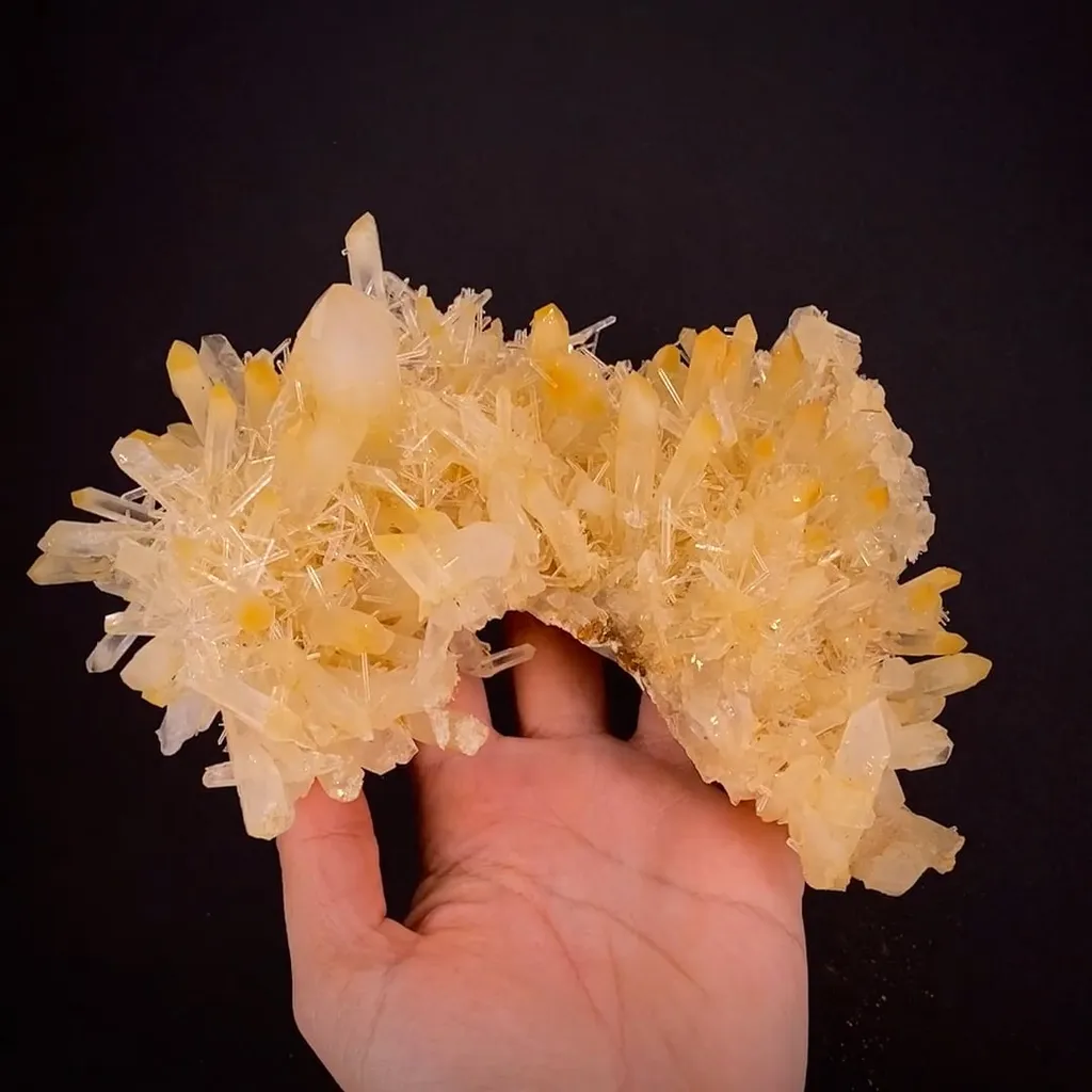 Quartz with Halloysite inclusions image