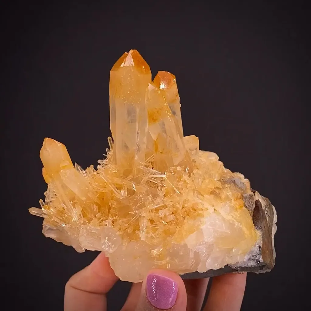 Quartz with Halloysite inclusions image