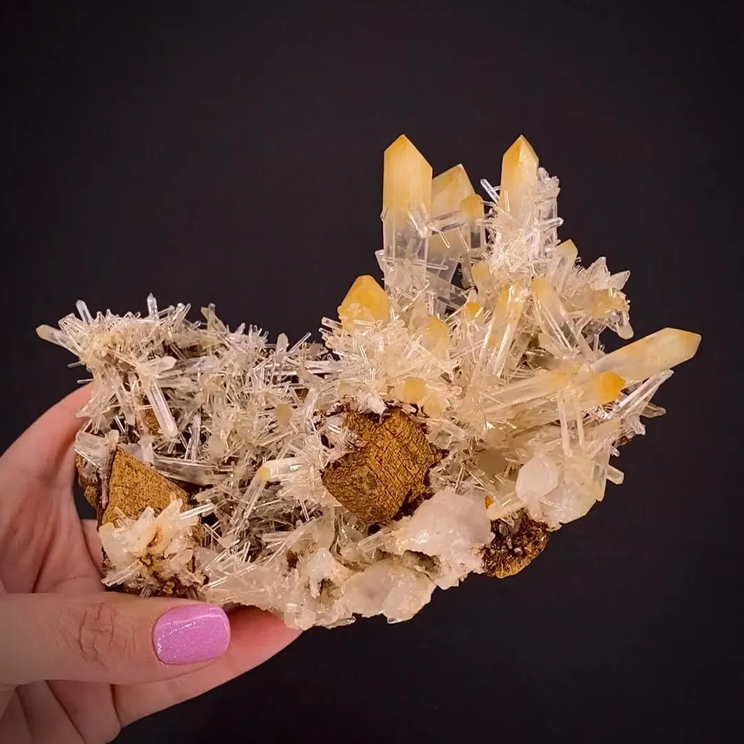 Quartz with Halloysite inclusions - image 1