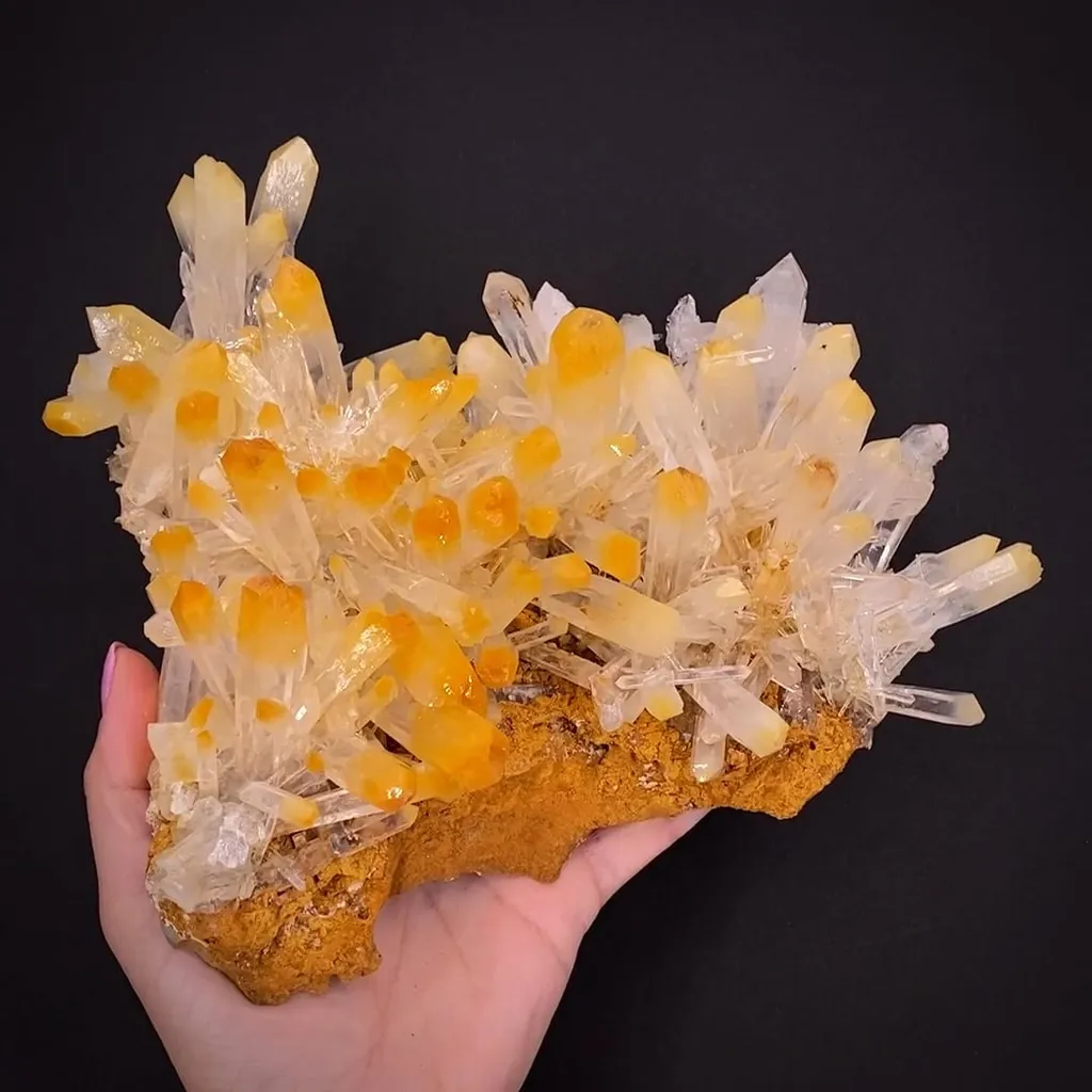 Quartz with Halloysite inclusions image