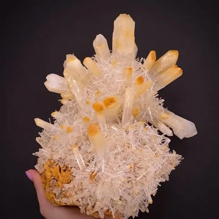 Quartz with Halloysite inclusions - image 1