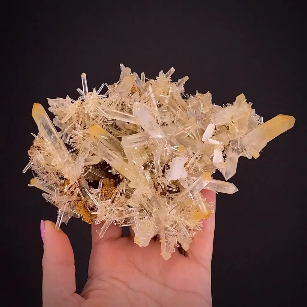 Quartz with Halloysite inclusions image