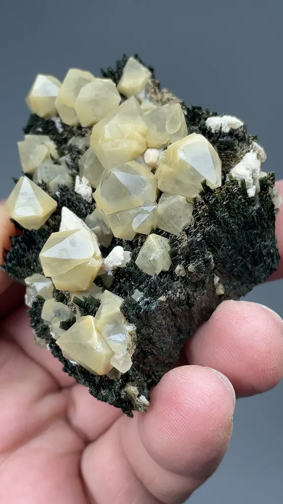 Quartz with Hedenbergite - image 2