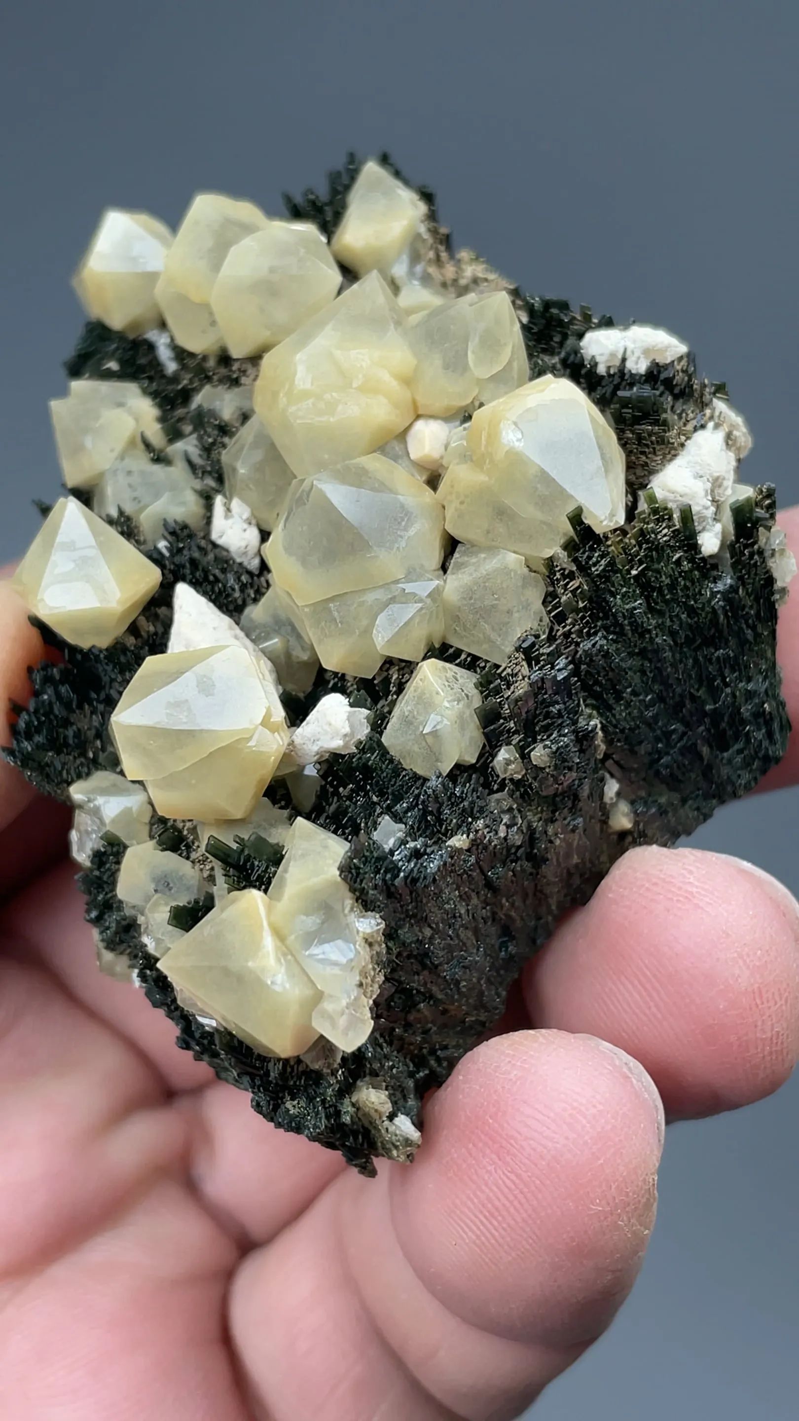 Quartz with Hedenbergite - image 2