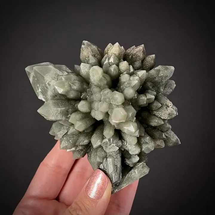 Quartz with Hedenbergite inclusions - image 1