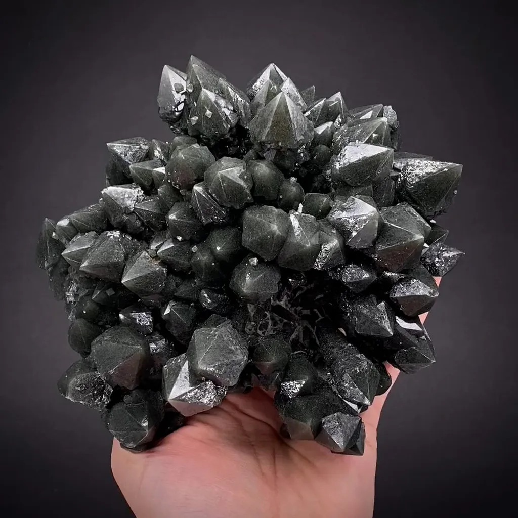 Quartz with Hedenbergite inclusions - image 2