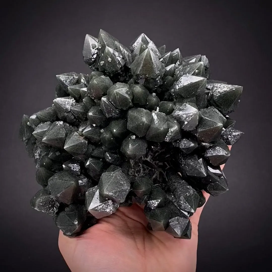 Quartz with Hedenbergite inclusions - image 2