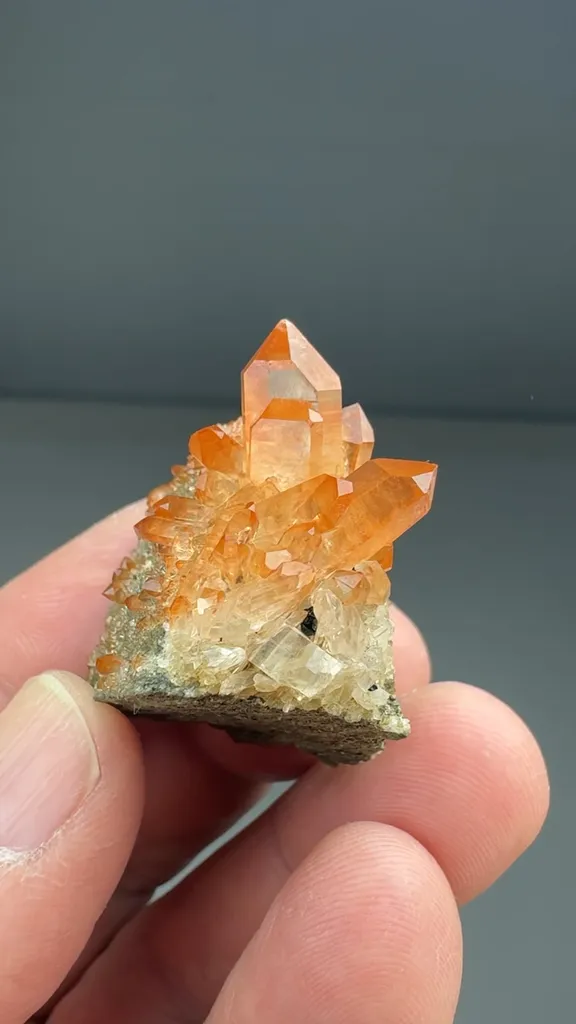 Quartz with Hematite - image 2