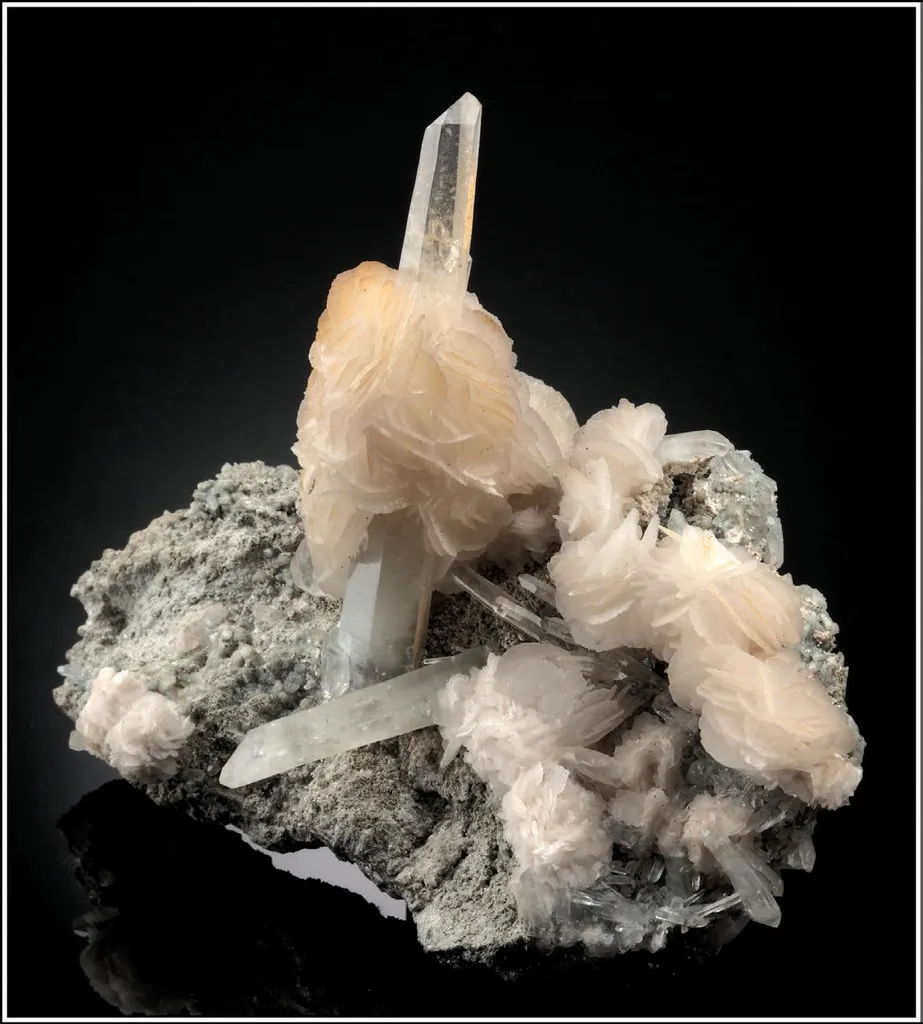 Quartz with Iron-rich Magnesite (“mesitine”) image