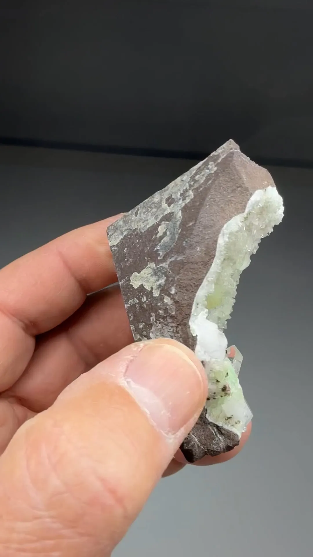 Quartz with Prehnite - image 2