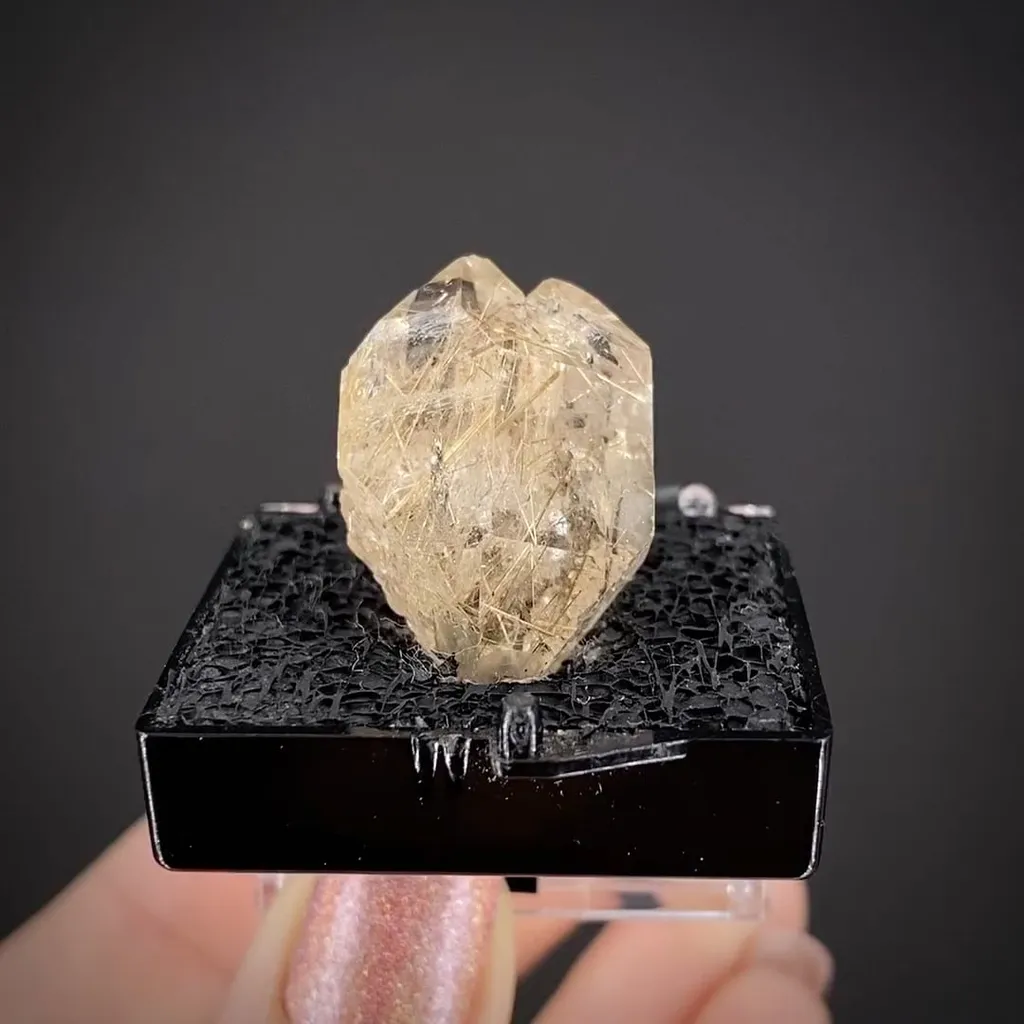 Quartz with Rutile inclusions - image 2