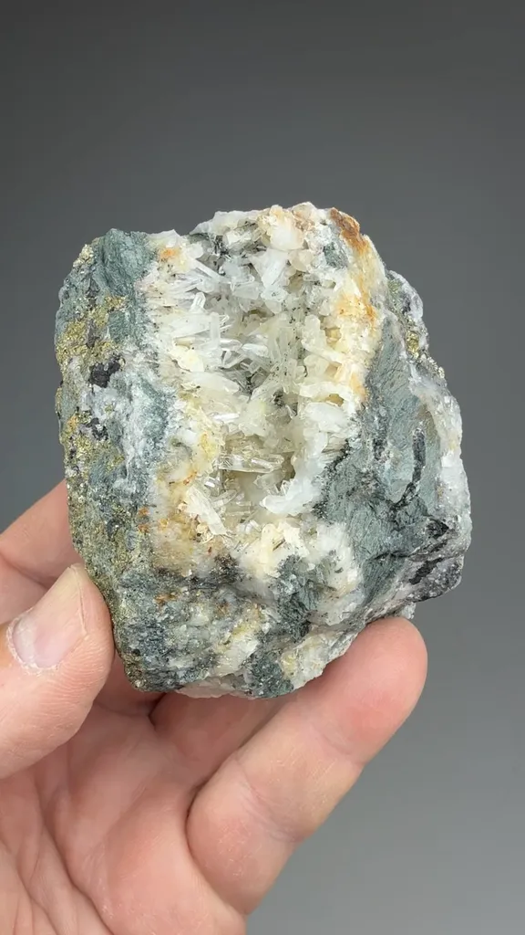 Quartz with Sphalerite, Chalcopyrite - image 2