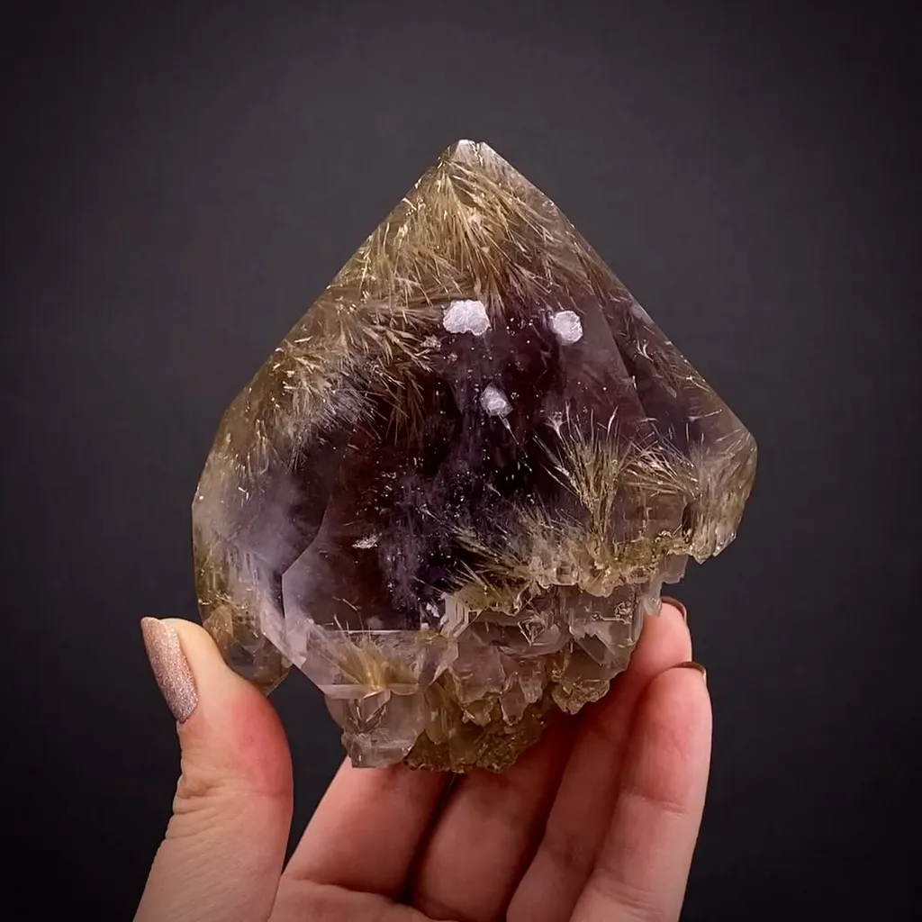 Quartz with unknown inclusions image