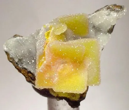 Quartz, Wulfenite image