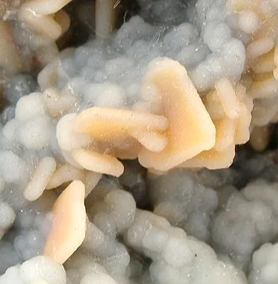 Quartz, Wulfenite - image 2