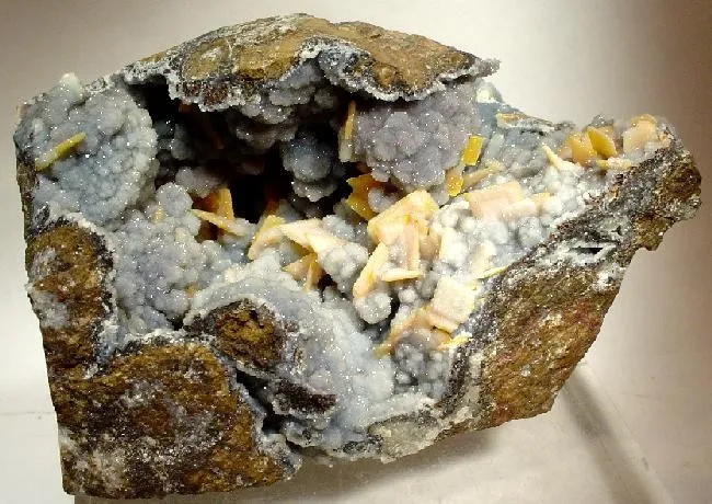 Quartz, Wulfenite - image 1