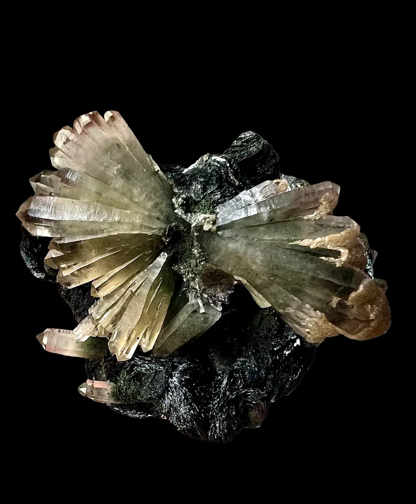 Radial Quartz on Specular Hematite image