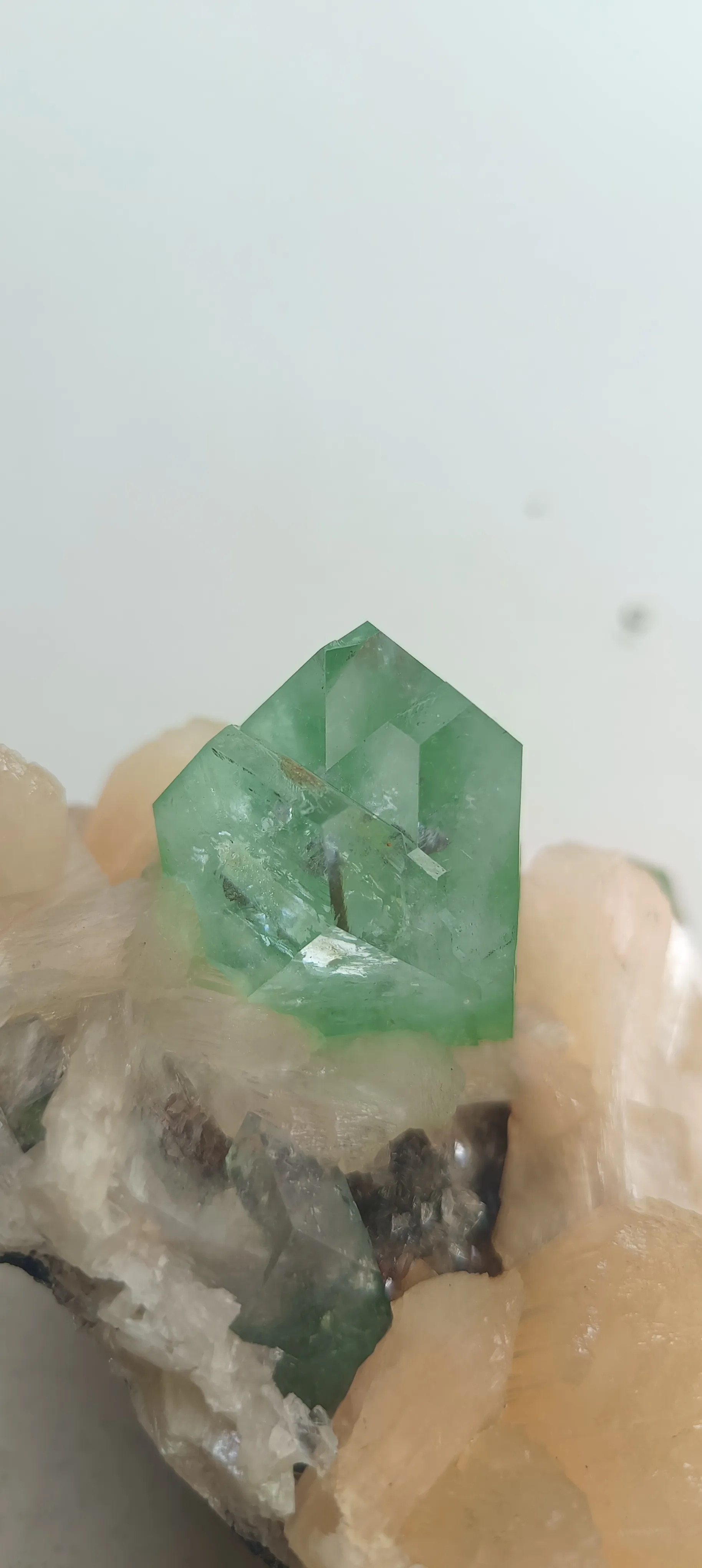 Rare BIG crystal green Apophyllite Madhya Pradesh, Pithampur - image 6