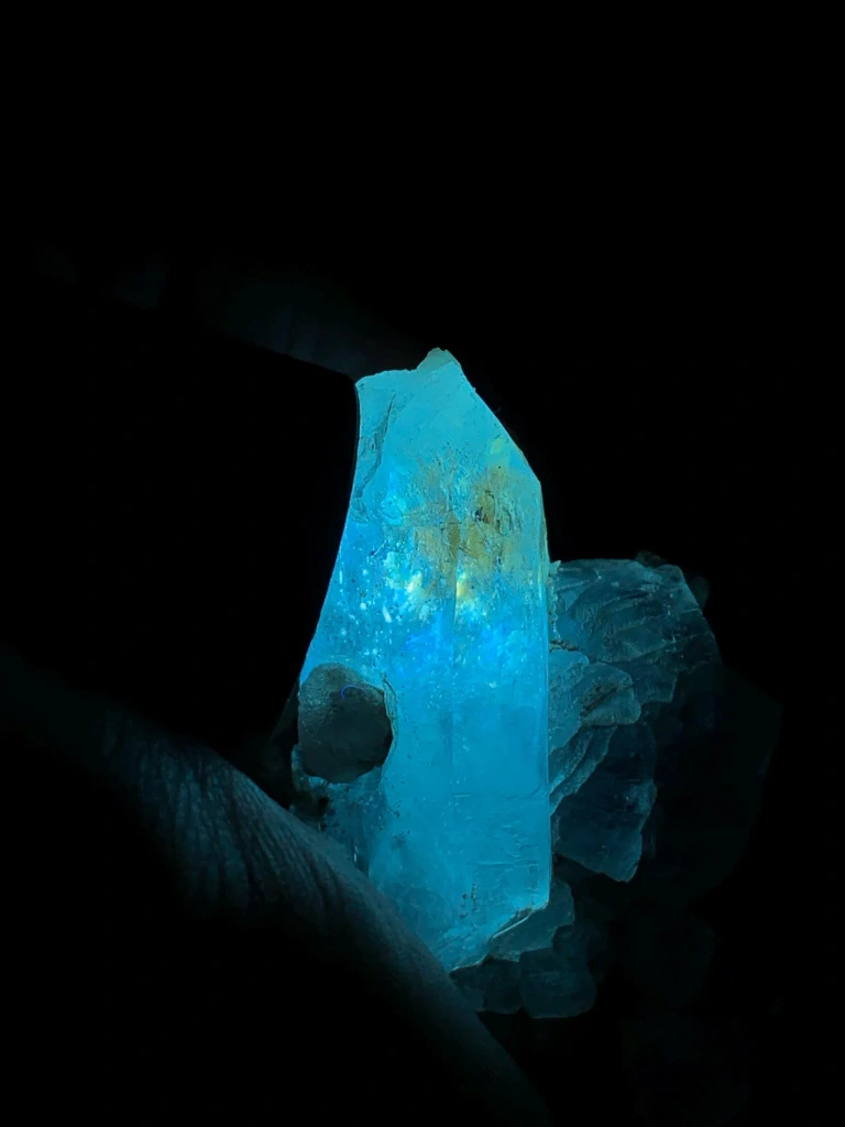 Rare Petrol Included Quartz on Matrix, Fluorescent quartz from Pakistan - image 2