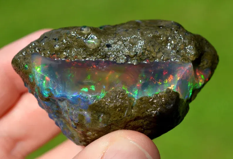 Raw opal - 590 carats - South Wollo Zone, Amhara Region, Ethiopia - image 3