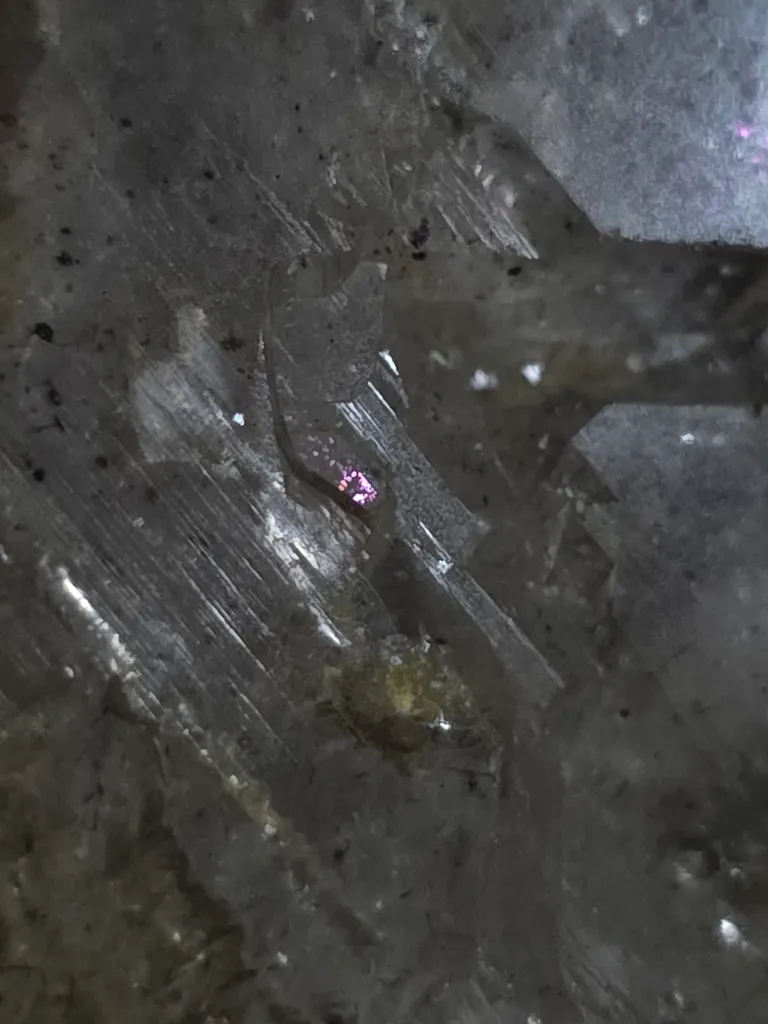 Raw pink fire quartz - image 7