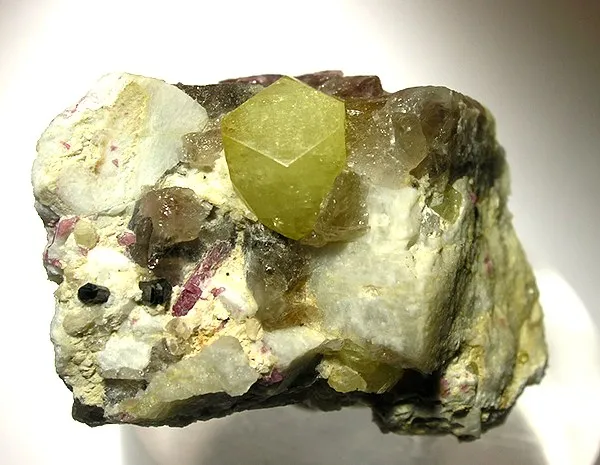 Rhodizite, Columbite-(Mn) image