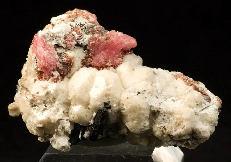 Rhodochrosite, Analcime, Aegirine image