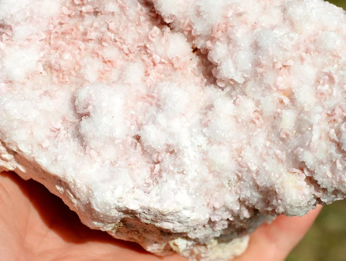 Rhodochrosite and Quartz 1800 grams - Cavnic, Maramureș County, Romania - image 4