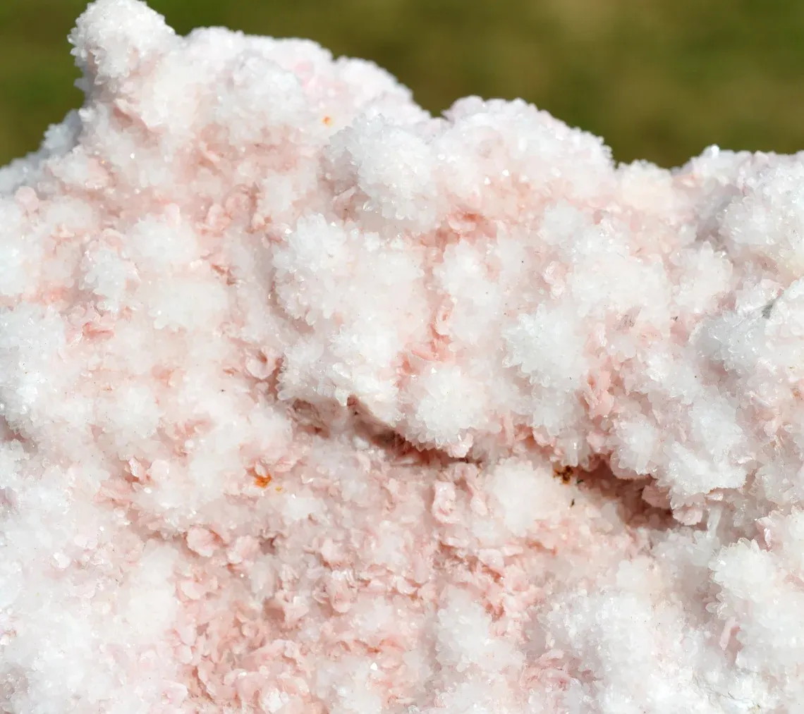 Rhodochrosite and Quartz 1800 grams - Cavnic, Maramureș County, Romania - image 2