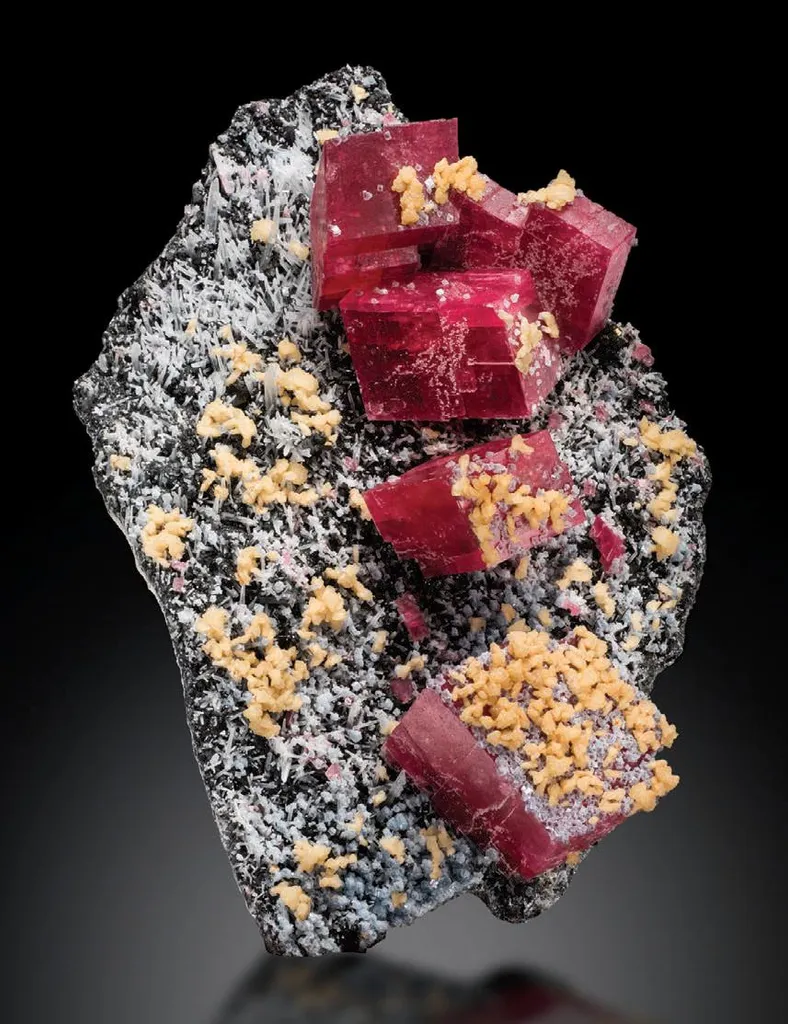 Rhodochrosite, Fluorite, Quartz, Sphalerite, Hübnerite, Tetrahedrite image