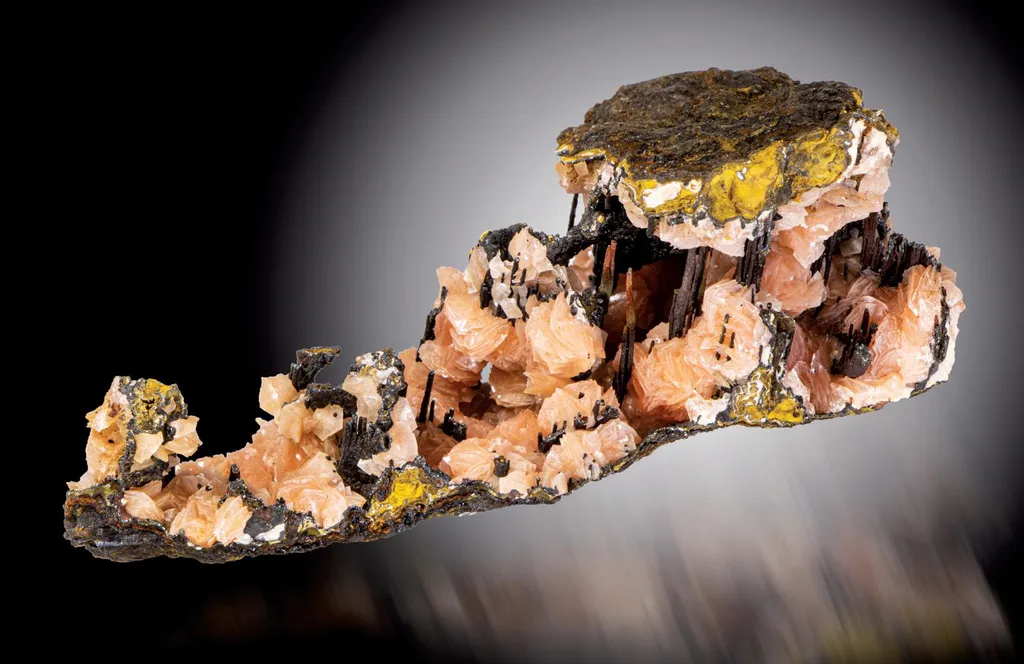 Rhodochrosite, Goethite image