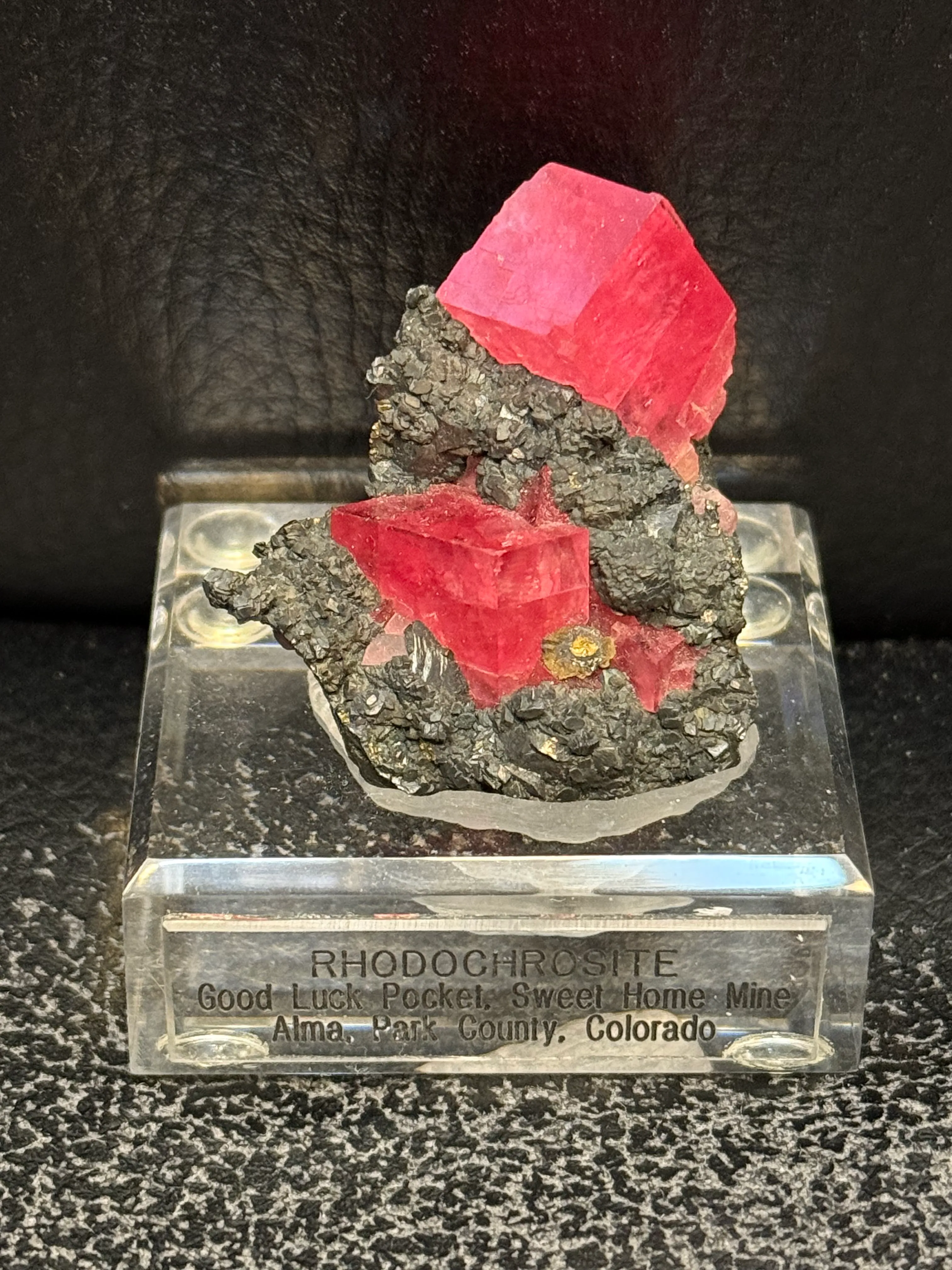 Rhodochrosite on tetrahedrite - image 1