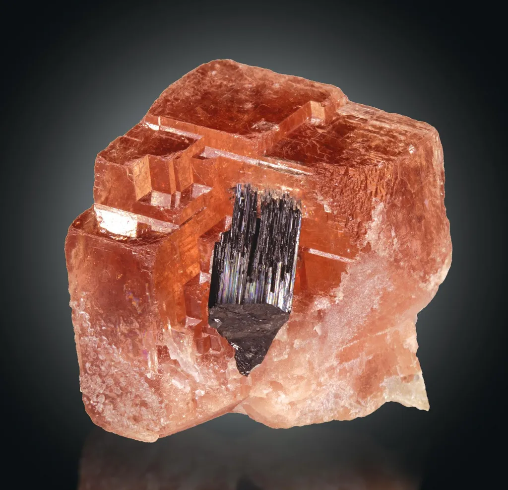 Rhodochrosite, Schorl