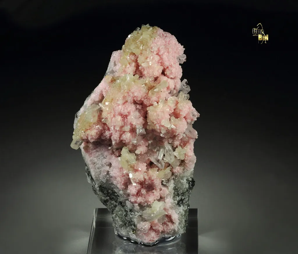 RHODOCHROSITE, STILBITE, QUARTZ, PYRITE from Bulgaria, Smolyan Province, Starnitsa deposit image