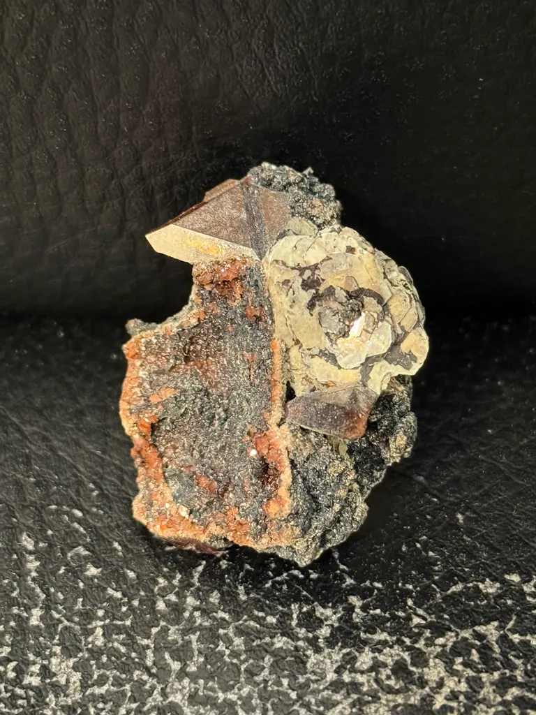 Rhodochrosite twins with polylithionite rosette image