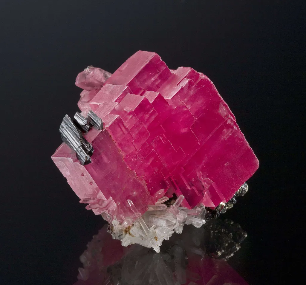 Rhodochrosite With Hubnerite and Quartz image