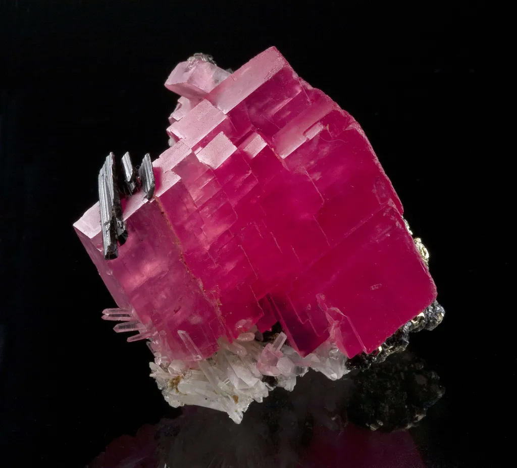 Rhodochrosite With Hubnerite and Quartz - image 3